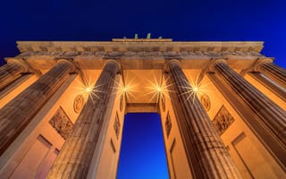 Картинка Бранденбургские ворота, Берлин, ночь, голубое небо, Германия, арка, огни, фотография под низким углом
