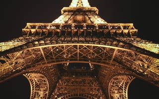 Картинка Эйфелева башня, Париж, ночное время, темный, огни, культовый, стальная конструкция, фотография под низким углом, 5к