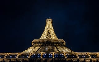 Картинка Эйфелева башня, Париж, Франция, стальная конструкция, фотография под низким углом, темный, культовый, огни, ночь, 5к