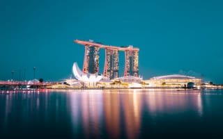 Картинка Marina Bay Sands, Гостиница, огни города, голубое небо, водное пространство, синий час, Сингапур, 5к, ночная жизнь, отражение, современная архитектура, городской пейзаж