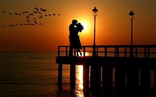 Картинка пара, романтический поцелуй, птицы, силуэт, море, отражение, закат, фонари, вместе, оранжевое небо