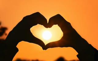 Картинка закат, силуэт, форма сердца, руки вместе, апельсин, солнечное золото, День святого Валентина