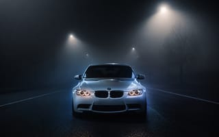 Картинка бмв м3, белые автомобили, темный, автомобиль, уличные фонари, ночное время, 5к, туманная ночь