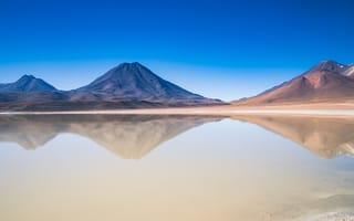 Картинка вулкан Ласкар, Сан-Педро-де-Атакама, отражение, Чили, водное пространство, плато, голубое небо, озеро, горный хребет, пейзаж