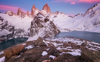 Картинка ледниковые горы, заснеженный, зима, восход, чистое небо, пики, водное пространство