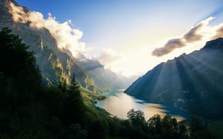 Картинка озеро Кленталерзее, Альпы, солнечные лучи, пейзаж, Швейцария, зеленые деревья, закат, горы, облака