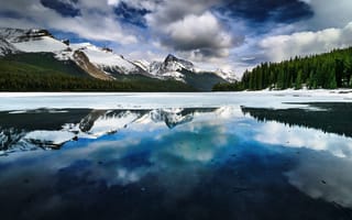 Картинка малинское озеро, Канада, замороженный, ледниковые горы, зима, зеркальное озеро, зеленые деревья, пейзаж, отражение, облачное небо, заснеженный