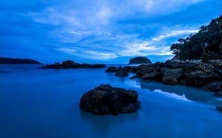 Картинка Ката Бич, Пхукет, морской пейзаж, океан, скалистый берег, сумерки, длительное воздействие, голубое небо, Таиланд