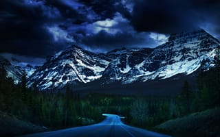 Картинка бульвар ледяных полей, канадские скалистые горы, ледниковые горы, зеленые деревья, заснеженный, пустая дорога, бурный, темные облака, пейзаж, сумерки