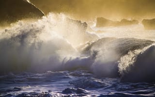 Картинка огромные волны, закат, всплеск воды, скалистый берег, пейзаж, океан