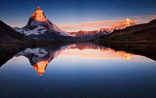Картинка озеро риффельзее, Швейцария, ледниковые горы, пейзаж, альпийское свечение, заснеженный, отражение, чистое небо, закат