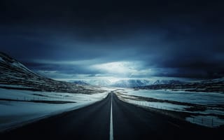 Картинка кольцевая дорога исландии, бесконечная дорога, темные облака, заснеженный, ледниковые горы, пейзаж, крайний предел; точка схода, спокойствие, зима