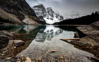 Картинка моренное озеро, Канада, отражение, горные породы, зеркальное озеро, чистая вода, ледниковые горы, пейзаж, заснеженный, туманный, 5к