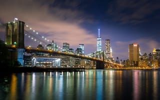 Картинка Бруклинский мост, Нью-Йорк, водное пространство, огни города, линия горизонта, небоскребы, ночное время, городской пейзаж, подвесной мост, размышления