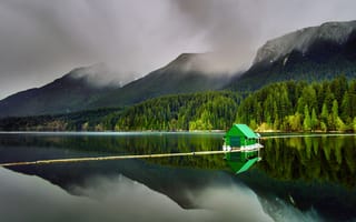 Картинка плавающая кабина, озеро Капилано, водное пространство, зеленые деревья, пейзаж, горы, Северный Ванкувер, отражение, туманный