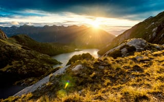 Картинка фьордленд, Новая Зеландия, горный хребет, вид на горы, северо-западные озера, восход, солнечные лучи, пейзаж, облака