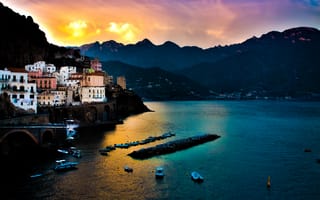 Картинка Тирренское море, амальфи, длительное воздействие, скалы, морской пейзаж, пейзаж, закат, лодки, Италия, водное пространство, горный хребет
