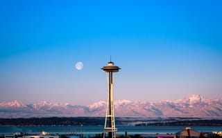 Картинка Космическая игла, Сиэтл, восход, туманный, ледниковые горы, современная архитектура, заснеженный, голубое небо, чистое небо, луна, горный хребет, ориентир