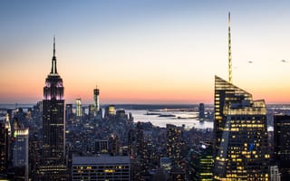 Картинка Нью-Йорк, с высоты птичьего полета, Рокфеллеровский центр, городской пейзаж, горизонт города, закат, ориентир, небоскребы, горизонт, огни города, сумерки, высотное здание