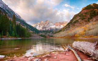 Картинка бордовые колокольчики, темно-бордовое озеро, белые облака, Колорадо, ледниковые горы, лосиные горы, темно-бордовый пик, заснеженный, отражение, пейзаж, осина