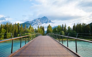 Картинка деревянный мост, национальный парк банф, 8k, облачное небо, пейзаж, Скалистые Горы, зеленые деревья, горная вершина, река, 5к