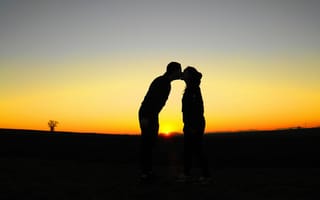 Картинка целующаяся пара, силуэт, вместе, романтик, вечернее небо, 5к, закат оранжевый, чистое небо, горизонт, любовники