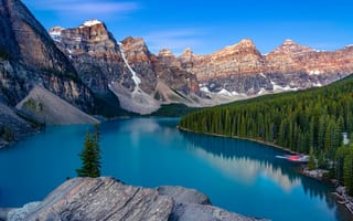 Картинка моренное озеро, бирюзовая вода, долина десяти вершин, голубое небо, 5к, пейзаж, горный хребет, восход, альпийские деревья, чистое небо
