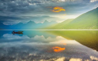 Картинка Лейк Макдональдс, ледниковый национальный парк, горный хребет, облачное небо, золотой час, пейзаж, Монтана, отражение, восход, водное пространство, 5к