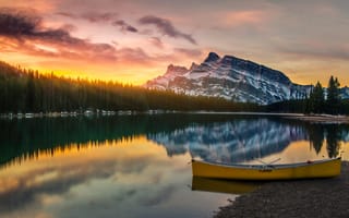 Картинка озеро двух джеков, национальный парк банф, лодка, пейзаж, восход, Альберта, ледниковые горы, заснеженный, 5к, отражение, альпийские деревья, Канада