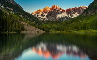 Картинка бордовые колокольчики, лосиные горы, чистое небо, пейзаж, темно-бордовое озеро, альпийское свечение, отражение, 5к, Соединенные Штаты, ледниковые горы, голубое небо, Колорадо