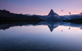 Картинка маттерхорн, звездное небо, отражение, 5к, озеро, Альпы Швейцарии, пейзаж, Швейцария, вечернее небо, чистое небо, горная вершина, облака