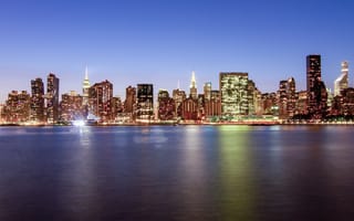 Картинка Нью-Йорк, городской пейзаж, сумерки, огни города, отражение, ночное время, длительное воздействие, чистое небо, линия горизонта, 5к, водное пространство, небоскребы