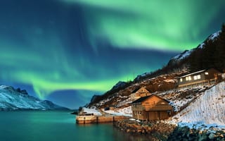 Картинка Северное сияние, озеро, деревянный дом, пейзаж, горы, ночное время, звезды, заснеженный, водное пространство, Норвегия