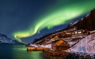 Картинка Северное сияние, звезды, пейзаж, Норвегия, ночное время, заснеженный, речной поток, 5к, деревянный дом, горы
