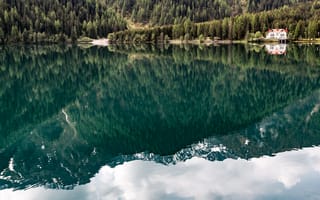 Картинка горное озеро, отражение, пейзаж, зеленые деревья, 5к, водное пространство, дом