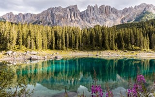 Картинка озеро Карецца, Италия, 5к, сосны, пейзаж, зеркальное озеро, горный хребет