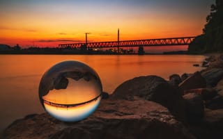 Картинка Хрустальный шар, закат, камни, мост, макрос, сумерки
