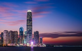 Картинка Гонконг город, закат, огни города, городской пейзаж, линия горизонта, синий час, небоскребы, МФЦ торговый центр, Виктория Харбор, сумерки
