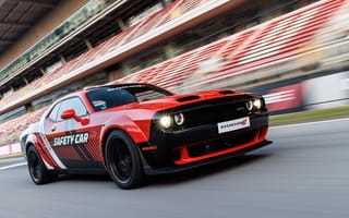 Картинка Dodge Challenger SRT Hellcat, автомобиль безопасности, 2024 год, 8к, гоночная трасса, 5 тыс.