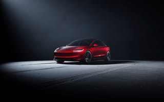 Картинка Тесла модель 3, 2024 год, темный, мощная машина, красные автомобили