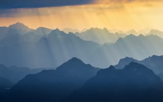 Картинка Лофотенские острова, дикая местность, солнечный луч, Норвегия, туманные горы, пейзаж, слои