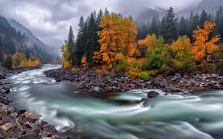 Картинка осень, речной поток, 5к, длительная выдержка, осенний пейзаж, осенний сезон, осенняя листва, текущая вода, безмятежный, каменистый берег, туманные горы, облачное небо