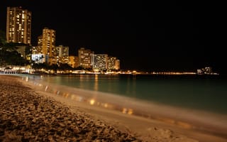 Обои пляж у города, тишина, высотки в ночи