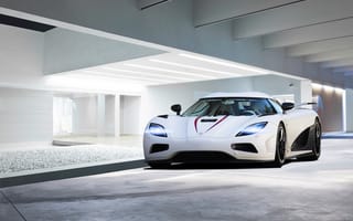 Картинка белый, front, agera r, кенигсег, white, Koenigsegg, здание, блики