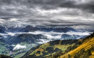 Картинка пейзаж, облака, туман, горы, лес, посёлок