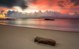 Картинка закат, песок, океан, облака, камни, sunset, тучи