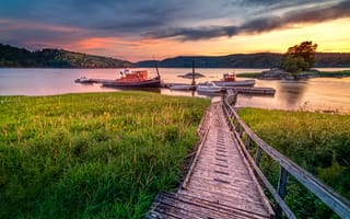 Картинка закат, норвегия, река, причал, лодки, старый мост, пейзаж