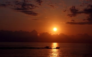 Картинка закат, лодки, солнце, вода, отражение, пылает