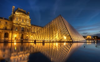 Обои город, paris, louvre, музей, пирамиды, франция, ночь, здание, france, ile-de-france