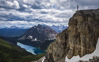 Картинка природа, скалы, канада, человек, озеро, национальный парк банф, горы, альберта